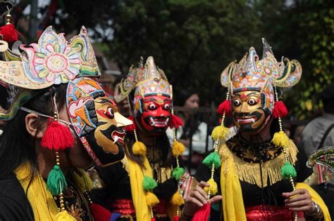 topeng tradisional jawa  Baca juga: Bende, Alat Musik Tradisional Lampung